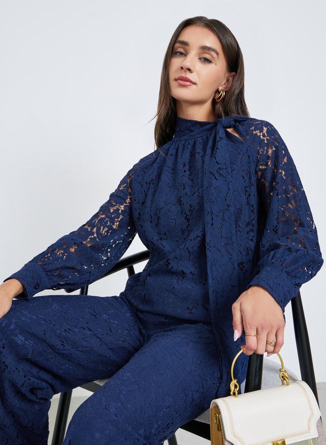 ستايلي بلوزة بياقة برباط من الدانتيل باللون الأزرق الداكن - Image 1